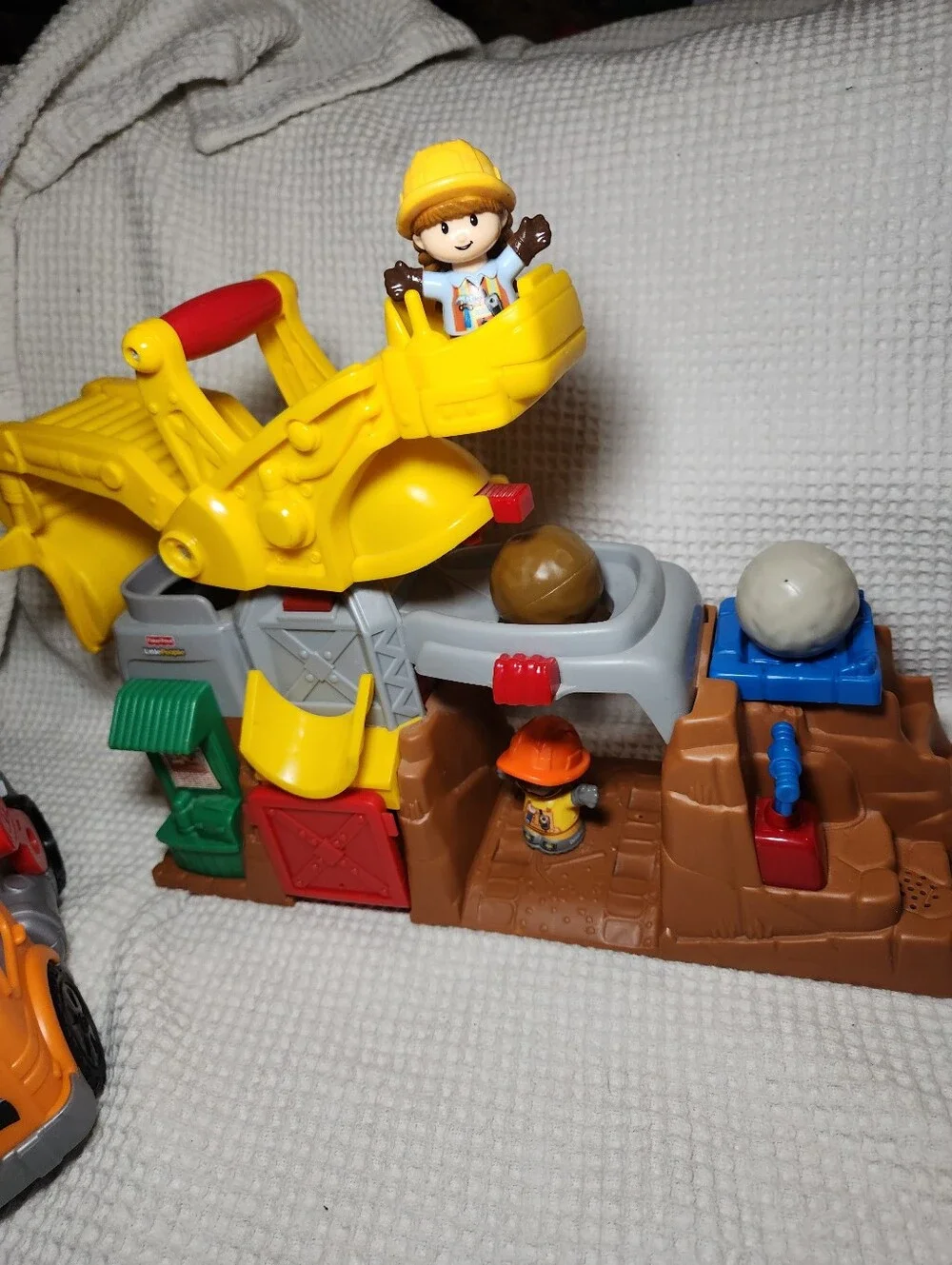 Fisher-Price Yellow Construction 2007 Playset w/ Dump Truck And Figures Working